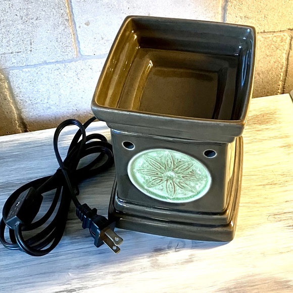 Scentsy Wax Warmer & Wax Cubes - Picture 6 of 12